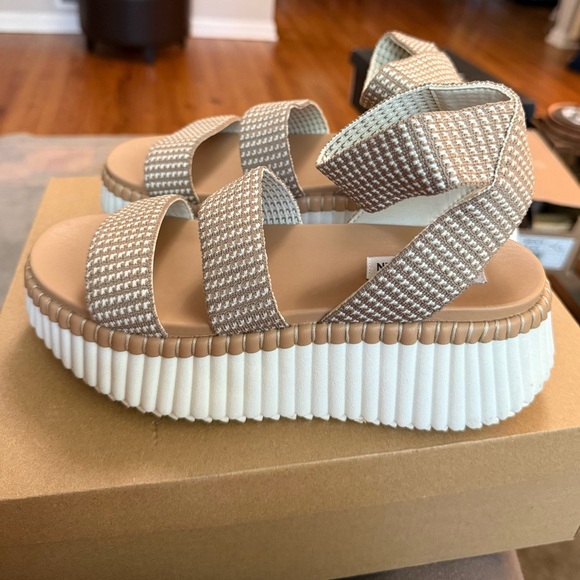 Steve Madden shelle Beige Platform Sandals sz 7 $89 - Picture 2 of 6